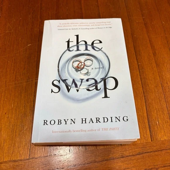 3/$20 📚 The Swap Robyn Harding Paperback - Picture 1 of 6